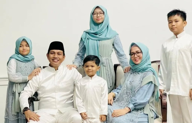 Bupati Batanghari Muhammad Fadhil Arief dan keluarga. [Instagram @mfadhilarief]